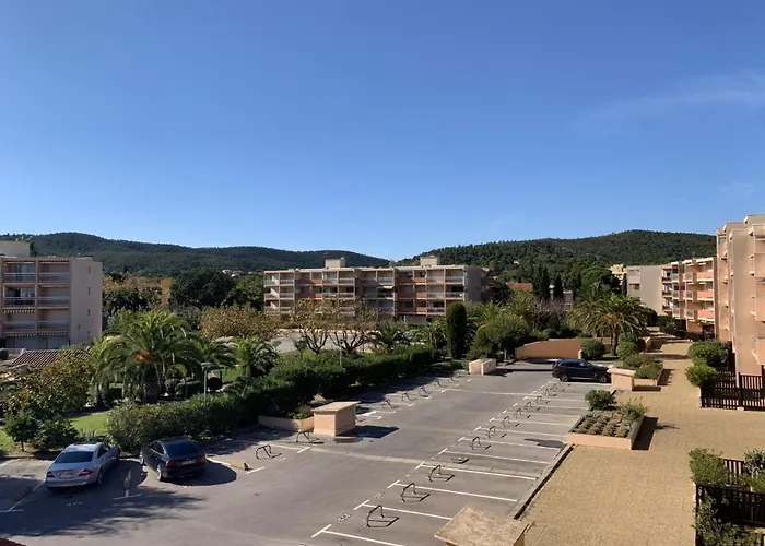 Studio cabine Les Rives de la Favière piscine et tennis les pieds dans l\'eau